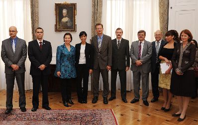 Am 20. September 2010 lud die Frauenministerin Regierungsvertreterinnen und -vertreter aller Nachbarstaaten &Ouml;sterreichs zu einem Roundtable-Gespr&auml;ch zum Thema &quot;Bek&auml;mpfung von Frauenhandel&quot; ins Bundeskanzleramt. Im Bild (u.a.) der slowakische Staatssekret&auml;r im Ministerium des Innern Maros Zilinka (2.v.R.) &Ouml;sterreichs Frauenministerin Gabriele Heinisch-Hosek (3.v.L.), Italiens Ministerin f&uuml;r Gleichstellungsfragen Mara Carfagna (4.v.L.), Deutschlands Staatssekret&auml;r im Ministerium f&uuml;r Arbeit und Soziales Ralf Brauksiepe (5.v.L.), Ungarns Staatssekret&auml;r f&uuml;r EU und internationale Angelegenheiten im Innenministerium L&aacute;szl&oacute; Felkai (5.v.R.), die slowakische Staatssekret&auml;rin im Ministerium f&uuml;r Arbeit, Familie und Soziales Lucia Nicholsonova (2.v.R.).