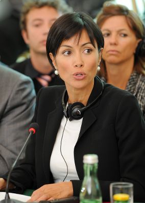 Am 20. September 2010 lud Frauenministerin Gabriele Heinisch-Hosek Regierungsvertreterinnen und -vertreter aller Nachbarstaaten &Ouml;sterreichs zu einem Roundtable-Gespr&auml;ch zum Thema &quot;Bek&auml;mpfung von Frauenhandel&quot; ins Bundeskanzleramt. Im Bild Italiens Ministerin f&uuml;r Gleichstellungsfragen Mara Carfagna.