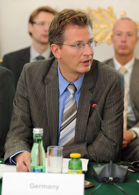 Am 20. September 2010 lud Frauenministerin Gabriele Heinisch-Hosek Regierungsvertreterinnen und -vertreter aller Nachbarstaaten &Ouml;sterreichs zu einem Roundtable-Gespr&auml;ch zum Thema &quot;Bek&auml;mpfung von Frauenhandel&quot; ins Bundeskanzleramt. Im Bild Deutschlands Staatssekret&auml;r im Ministerium f&uuml;r Arbeit und Soziales Ralf Brauksiepe.
