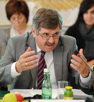 Am 20. September 2010 lud Frauenministerin Gabriele Heinisch-Hosek Regierungsvertreterinnen und -vertreter aller Nachbarstaaten &Ouml;sterreichs zu einem Roundtable-Gespr&auml;ch zum Thema &quot;Bek&auml;mpfung von Frauenhandel&quot; ins Bundeskanzleramt.