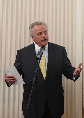 Am 20. September 2010 lud Frauenministerin Gabriele Heinisch-Hosek Regierungsvertreterinnen und -vertreter aller Nachbarstaaten &Ouml;sterreichs zu einem Roundtable-Gespr&auml;ch zum Thema &quot;Bek&auml;mpfung von Frauenhandel&quot; ins Bundeskanzleramt. Im Bild Sozialminister Rudolf Hundstorfer.