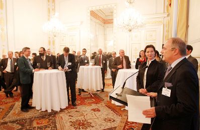 Am 16. September 2010 empfing die Beamtenministerin Gabriele Heinisch-Hosek die Teilnehmerinnen und Teilnehmer der Tagung der &Ouml;sterreichischen Verwaltungswissenschaftlichen Gesellschaft (&Ouml;VG) im Bundeskanzleramt. Die Er&ouml;ffnungsrede hielt Sektionschef im Bundeskanzleramt Manfred Matzka (R).