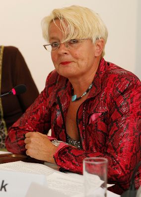 Am 23. September 2010 er&ouml;ffnete Frauenministerin Gabriele Heinisch-Hosek die Podiumsdiskussion &quot;Frauen-Arbeit-Film&quot; im Palais Porcia.