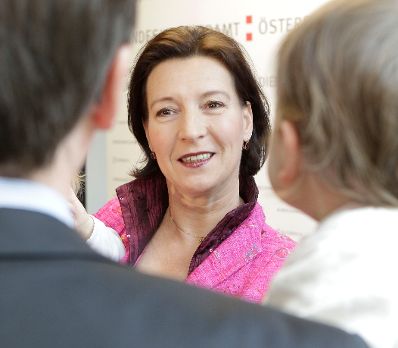 Frauenministerin Gabriele Heinisch-Hosek lud zur &quot;Kampagne: Echte M&auml;nner gehen in Karenz&quot;.