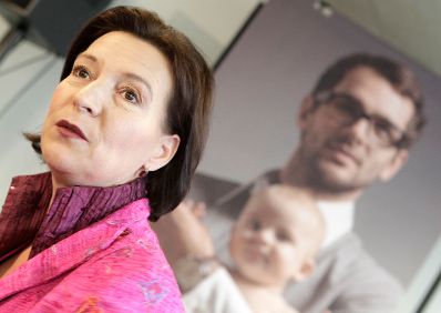 Frauenministerin Gabriele Heinisch-Hosek lud zur &quot;Pr&auml;sentation Kampagne: Echte M&auml;nner gehen in Karenz&quot;.