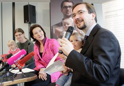 Frauenministerin Gabriele Heinisch-Hosek lud zur &quot;Pr&auml;sentation Kampagne: Echte M&auml;nner gehen in Karenz&quot;.