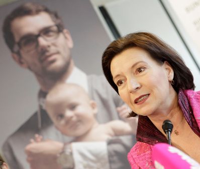 Frauenministerin Gabriele Heinisch-Hosek lud zur &quot;Pr&auml;sentation Kampagne: Echte M&auml;nner gehen in Karenz&quot;.