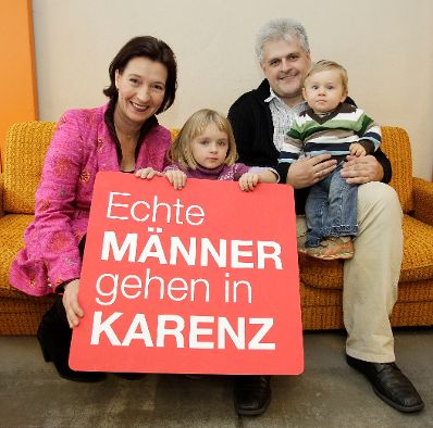 Frauenministerin Gabriele Heinisch-Hosek lud zur &quot;Pr&auml;sentation Kampagne: Echte M&auml;nner gehen in Karenz&quot;.