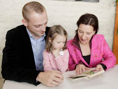 Frauenministerin Gabriele Heinisch-Hosek lud zur &quot;Pr&auml;sentation Kampagne: Echte M&auml;nner gehen in Karenz&quot;.