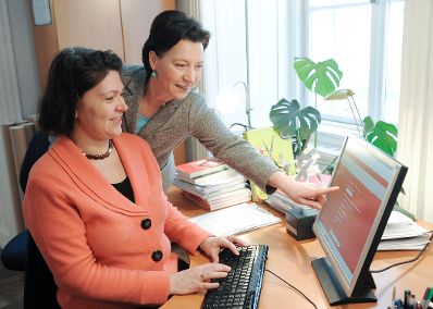 Am 01. Februar 2010 besuchte die Bundesministerin f&uuml;r Frauenangelegenheiten und &ouml;ffentlichen Dienst &Ouml;sterreichs erste Onlineberatung f&uuml;r Frauen "Frauen beraten Frauen". Im Bild Bundesministerin Gabriele Heinisch-Hosek (R) mit Beraterin Katja Russo (L).