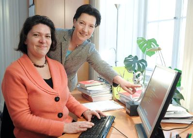 Am 01. Februar 2010 besuchte die Bundesministerin f&uuml;r Frauenangelegenheiten und &ouml;ffentlichen Dienst &Ouml;sterreichs erste Onlineberatung f&uuml;r Frauen "Frauen beraten Frauen". Im Bild Bundesministerin Gabriele Heinisch-Hosek (R) mit Beraterin Katja Russo (L).