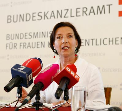 Bundesministerin f&uuml;r Frauenangelegenheiten und &Ouml;ffentlichen Dienst Gabriele Heinisch-Hosek bei der Pr&auml;sentation &quot;Zeitverwendungsstudie&quot;.