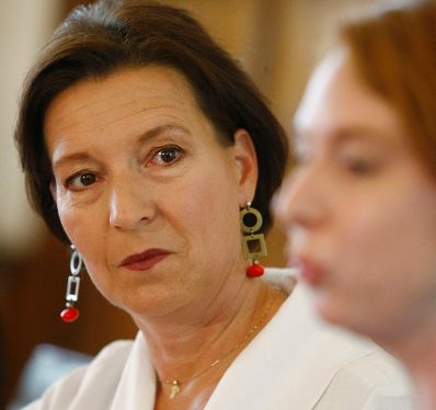 Bundesministerin f&uuml;r Frauenangelegenheiten und &Ouml;ffentlichen Dienst Gabriele Heinisch-Hosek (l.) bei der Pr&auml;sentation &quot;Zeitverwendungsstudie&quot;. Ursula Bazant (r.).