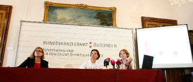 Bundesministerin f&uuml;r Frauenangelegenheiten und &Ouml;ffentlichen Dienst Gabriele Heinisch-Hosek (m.) bei der Pr&auml;sentation &quot;Zeitverwendungsstudie&quot;. Ursula Bazant (r.).