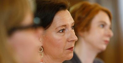 Bundesministerin f&uuml;r Frauenangelegenheiten und &Ouml;ffentlichen Dienst Gabriele Heinisch-Hosek (m.) bei der Pr&auml;sentation &quot;Zeitverwendungsstudie&quot;. Ursula Bazant (r.).