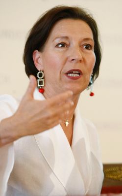 Bundesministerin f&uuml;r Frauenangelegenheiten und &Ouml;ffentlichen Dienst Gabriele Heinisch-Hosek bei der Pr&auml;sentation &quot;Zeitverwendungsstudie&quot;.