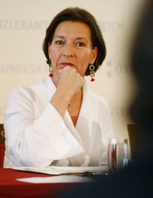 Bundesministerin f&uuml;r Frauenangelegenheiten und &Ouml;ffentlichen Dienst Gabriele Heinisch-Hosek bei der Pr&auml;sentation &quot;Zeitverwendungsstudie&quot;.