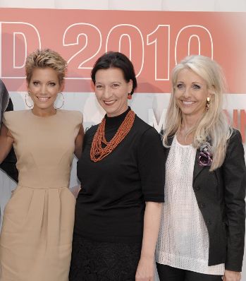 Am 8. Juni 2010 fand eine Pressekonferenz anl&auml;sslich der Verleihung der &quot;Leading Ladies Awards 2010&quot; statt. Im Bild (v.L.n.R.) Awardpreistr&auml;gerin der Sonderkategorie &quot;Frau des Jahres&quot; Sylvie van der Vaart, Frauenministerin Gabriele Heinisch-Hosek und &quot;Madonna&quot;-Herausgeberin Uschi Fellner.