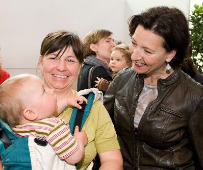 Ministerin Gabriele Heinisch-Hosek bei der Beruf-Baby-Bildung-Messe der AK Wien.