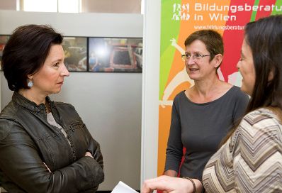 Ministerin Gabriele Heinisch-Hosek bei der Beruf-Baby-Bildung-Messe der AK Wien.