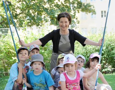 Am 22. Juni 2011 besuchte Frauenministerin Gabriele Heinisch-Hosek im Rahmen eines Bundesl&auml;ndertages in Wien, den geschlechtssensiblen Kindergarten in Meidling.