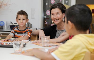 Am 22. Juni 2011 besuchte Frauenministerin Gabriele Heinisch-Hosek im Rahmen eines Bundesl&auml;ndertages in Wien, den geschlechtssensiblen Kindergarten in Meidling.
