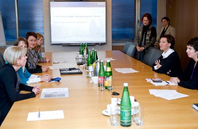 Am 24. Oktober 2011 besuchte Frauenministerin Gabriele Heinisch-Hosek die Firma Baxter in Wien.