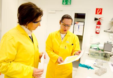 Am 24. Oktober 2011 besuchte Frauenministerin Gabriele Heinisch-Hosek die Firma Baxter in Wien.