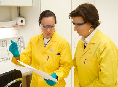 Am 24. Oktober 2011 besuchte Frauenministerin Gabriele Heinisch-Hosek die Firma Baxter in Wien.