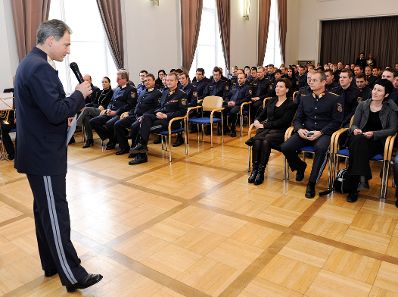 Am 6. Dezember 2011 &uuml;bergab Frauenministerin Gabriele Heinisch-Hosek anl&auml;sslich der 16 Tage gegen Gewalt, B&uuml;cher mit dem Titel &quot;Bevor der Tod uns scheidet&quot; an Polizeisch&uuml;lerinnen und Polizeisch&uuml;ler in der Marokkanerkaserne.