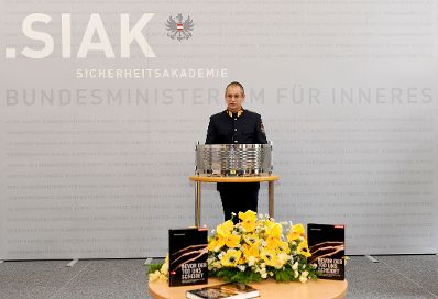 Am 6. Dezember 2011 &uuml;bergab Frauenministerin Gabriele Heinisch-Hosek anl&auml;sslich der 16 Tage gegen Gewalt, B&uuml;cher mit dem Titel &quot;Bevor der Tod uns scheidet&quot; an Polizeisch&uuml;lerinnen und Polizeisch&uuml;ler in der Marokkanerkaserne. Im Bild Oberst Andreas Achatz.