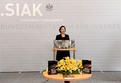 Am 6. Dezember 2011 &uuml;bergab Frauenministerin Gabriele Heinisch-Hosek anl&auml;sslich der 16 Tage gegen Gewalt, B&uuml;cher mit dem Titel &quot;Bevor der Tod uns scheidet&quot; an Polizeisch&uuml;lerinnen und Polizeisch&uuml;ler in der Marokkanerkaserne.