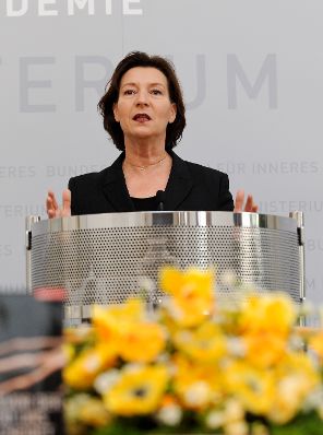 Am 6. Dezember 2011 &uuml;bergab Frauenministerin Gabriele Heinisch-Hosek anl&auml;sslich der 16 Tage gegen Gewalt, B&uuml;cher mit dem Titel &quot;Bevor der Tod uns scheidet&quot; an Polizeisch&uuml;lerinnen und Polizeisch&uuml;ler in der Marokkanerkaserne.