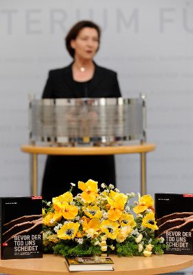 Am 6. Dezember 2011 &uuml;bergab Frauenministerin Gabriele Heinisch-Hosek anl&auml;sslich der 16 Tage gegen Gewalt, B&uuml;cher mit dem Titel &quot;Bevor der Tod uns scheidet&quot; an Polizeisch&uuml;lerinnen und Polizeisch&uuml;ler in der Marokkanerkaserne.