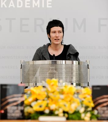 Am 6. Dezember 2011 &uuml;bergab Frauenministerin Gabriele Heinisch-Hosek anl&auml;sslich der 16 Tage gegen Gewalt, B&uuml;cher mit dem Titel &quot;Bevor der Tod uns scheidet&quot; an Polizeisch&uuml;lerinnen und Polizeisch&uuml;ler in der Marokkanerkaserne. Im Bild die Autorin Martina Madner.