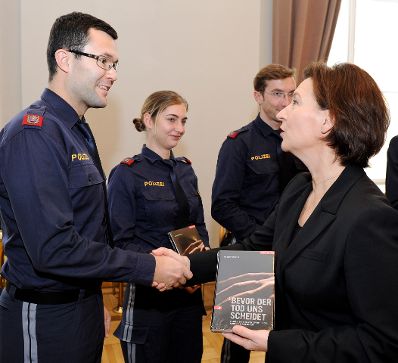 Am 6. Dezember 2011 &uuml;bergab Frauenministerin Gabriele Heinisch-Hosek anl&auml;sslich der 16 Tage gegen Gewalt, B&uuml;cher mit dem Titel &quot;Bevor der Tod uns scheidet&quot; an Polizeisch&uuml;lerinnen und Polizeisch&uuml;ler in der Marokkanerkaserne.