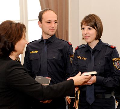 Am 6. Dezember 2011 &uuml;bergab Frauenministerin Gabriele Heinisch-Hosek anl&auml;sslich der 16 Tage gegen Gewalt, B&uuml;cher mit dem Titel &quot;Bevor der Tod uns scheidet&quot; an Polizeisch&uuml;lerinnen und Polizeisch&uuml;ler in der Marokkanerkaserne.