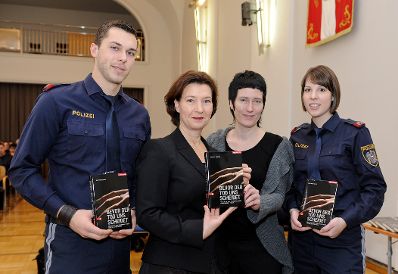Am 6. Dezember 2011 &uuml;bergab Frauenministerin Gabriele Heinisch-Hosek (2.v.l.) anl&auml;sslich der 16 Tage gegen Gewalt, B&uuml;cher mit dem Titel &quot;Bevor der Tod uns scheidet&quot; an Polizeisch&uuml;lerinnen und Polizeisch&uuml;ler in der Marokkanerkaserne. Im Bild mit der Autorin Martina Madner (2.v.r.).