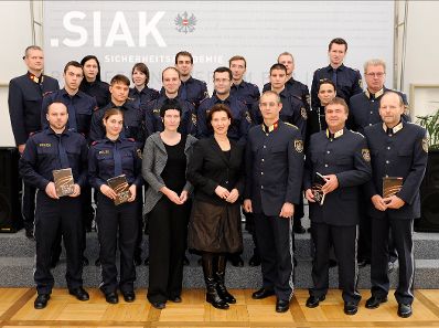 Am 6. Dezember 2011 &uuml;bergab Frauenministerin Gabriele Heinisch-Hosek anl&auml;sslich der 16 Tage gegen Gewalt, B&uuml;cher mit dem Titel &quot;Bevor der Tod uns scheidet&quot; an Polizeisch&uuml;lerinnen und Polizeisch&uuml;ler in der Marokkanerkaserne.