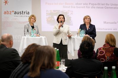 Am 22. November 2011 Frauenministerin Gabriele Heinisch-Hosek im &quot;Diskurscaf&eacute; V&auml;terkarenz&quot;.