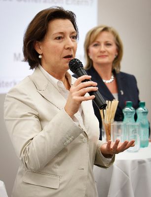 Am 22. November 2011 Frauenministerin Gabriele Heinisch-Hosek im &quot;Diskurscaf&eacute; V&auml;terkarenz&quot;.