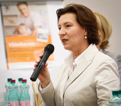 Am 22. November 2011 Frauenministerin Gabriele Heinisch-Hosek im &quot;Diskurscaf&eacute; V&auml;terkarenz&quot;.