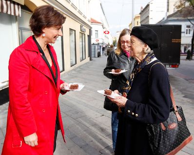 Am 13. Oktober 2011 Frauenministerin Gabriele Heinisch-Hosek bei der Veranstaltung &quot;Equal Pay Day Wien - Holen Sie sich Ihr St&uuml;ck vom Kuchen&quot; in der Meidlinger Hauptstra&szlig;e.