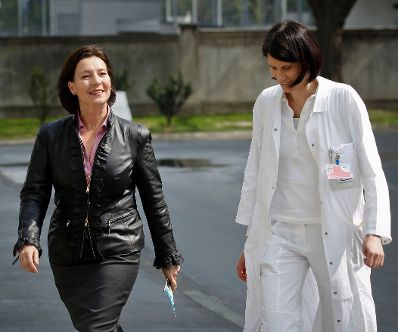 Am 12. April 2011 sprach Frauenministerin Gabriele Heinisch-Hosek (l.) bei der Auftaktveranstaltung Endometriosezentrum Wien zum Thema "Endometriose: Frauenspezifische und sozialmedizinische Bedeutung" in der MedUni Wien.