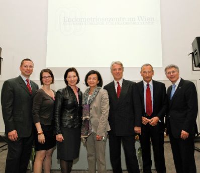 Am 12. April 2011 sprach Frauenministerin Gabriele Heinisch-Hosek (3.v.l.) bei der Auftaktveranstaltung Endometriosezentrum Wien zum Thema "Endometriose: Frauenspezifische und sozialmedizinische Bedeutung" in der MedUni Wien.