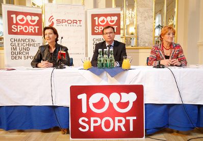Am 18. Oktober 2011 Frauenministerin Gabriele Heinisch-Hosek (l.) und Bundesminister f&uuml;r Landesverteidigung und Sport Norbert Darabos bei der Pressekonferenz des Vereins &quot;100% Sport&quot;.