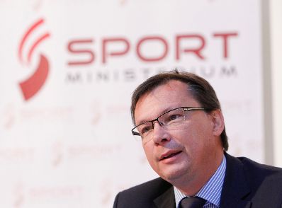 Am 18. Oktober 2011 Bundesminister f&uuml;r Landesverteidigung und Sport Norbert Darabos bei der Pressekonferenz des Vereins &quot;100% Sport&quot;.