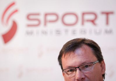 Am 18. Oktober 2011 Bundesminister f&uuml;r Landesverteidigung und Sport Norbert Darabos bei der Pressekonferenz des Vereins &quot;100% Sport&quot;.