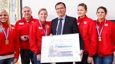 Am 18. Oktober 2011 Bundesminister f&uuml;r Landesverteidigung und Sport Norbert Darabos bei der Pressekonferenz des Vereins &quot;100% Sport&quot;.
