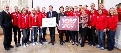 Am 18. Oktober 2011 Frauenministerin Gabriele Heinisch-Hosek und Bundesminister f&uuml;r Landesverteidigung und Sport Norbert Darabos bei der Pressekonferenz des Vereins &quot;100% Sport&quot;.